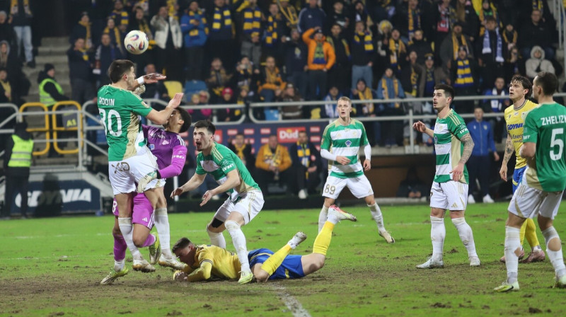 Gdaņskas "Lechia" soda laukumā nogāztais Vladislavs Gutkovskis. Foto: Tomasz Duc/Arka Gdynia