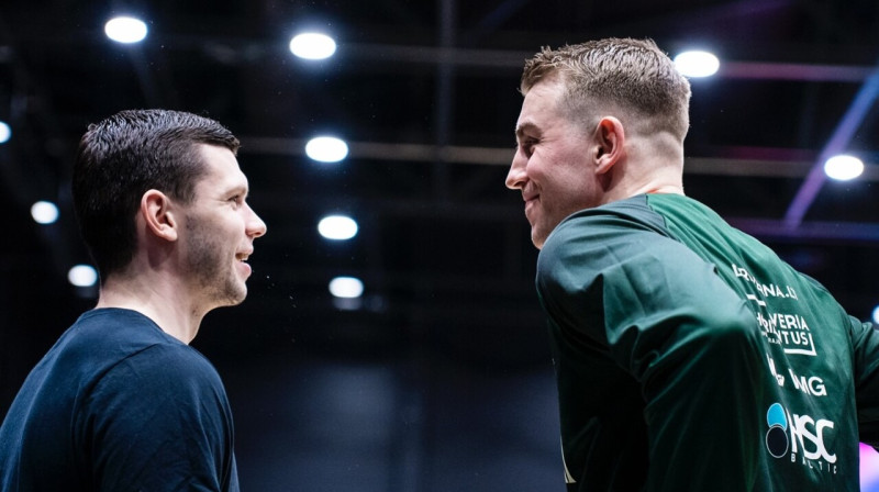 Rihards Lomažs un Mārtiņš Meiers pirms savstarpējās cīņas. Foto: Gargždai Basketball