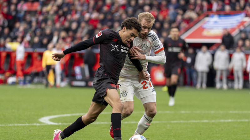 Leverkūzrenes "Bayer" pussargs Montrels Kalbrets spēlē pret Minhenes "Bayern". Foto: picture alliance / HMB Media/Scanpix