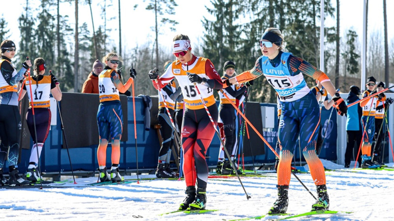 Lāsma Beķere (no labās) nodod stafeti Kitijai Auziņai. Foto: A.Veckalniņš/Ski.lv