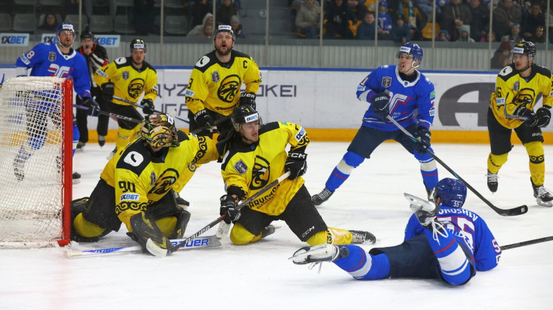 Karaghandi "Saryarqa" kapteinis Edgars Siksna cīņā pret Ustjkamenogorskas (Eskemenas) "Torpedo". Foto: pro.ligasy.kz
