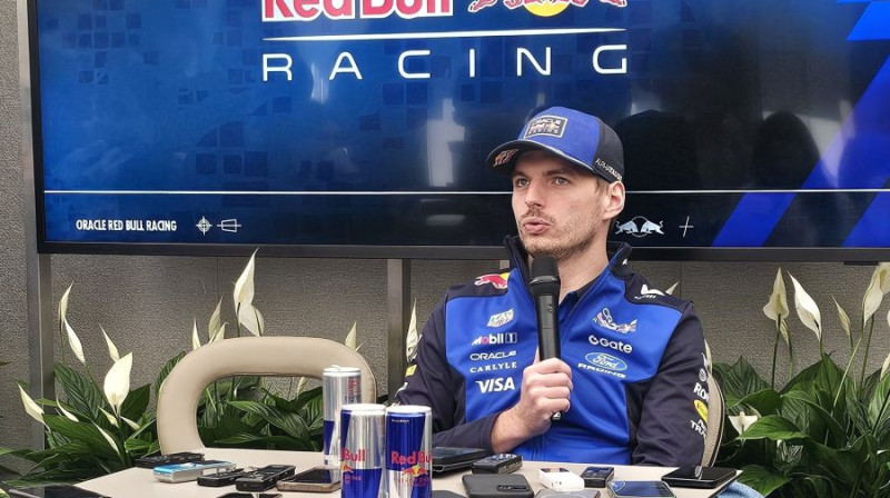 Maks Verstapens preses konferencē. Foto: x.com/RBRHub