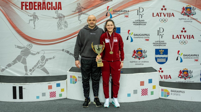 Sofija Prošina ar treneri pēc uzvaras U23 Eiropas kausa posmā paukošanā ar špagu. Foto: Latvijas Paukošanas federācija