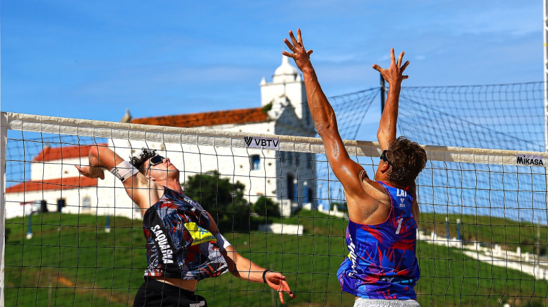 Beļģijas spēlētājs un Ardis Bedrītis. Foto: volleyballworld.com