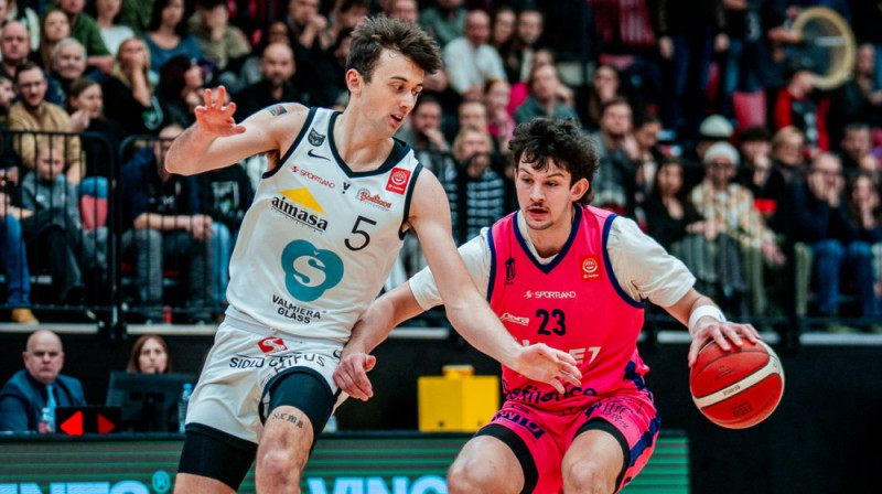 Anivaniva Teits-Džounss aizsardzībā pret Frenkiju Fidleru. Foto: Rīgas Zeļļi