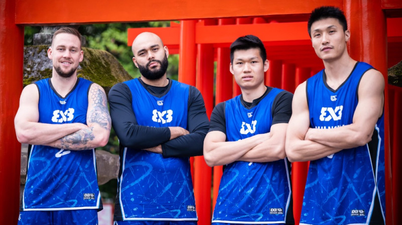 Kārlis Lasmanis kopā ar Šanhajas komandas biedriem. Foto: FIBA 3x3