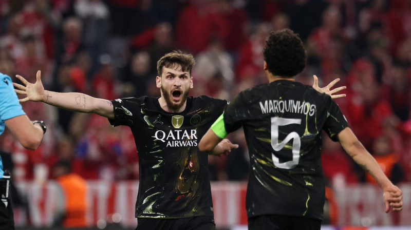 PSG uzbrucējs Hviča Kvarachelija un aizsargs Markinjoss svin nonākšanu UEFA Čempionu līgas finālā. Foto: FRANCK FIFE / AFP/Scanpix