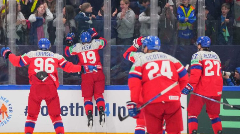 Jakubs Fleks svin vārtu guvumu. Foto: Matt Zambonini/IIHF
