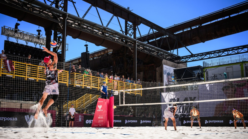 Mārtiņš Pļaviņš servē Ostravā. Foto: volleyballworld.com