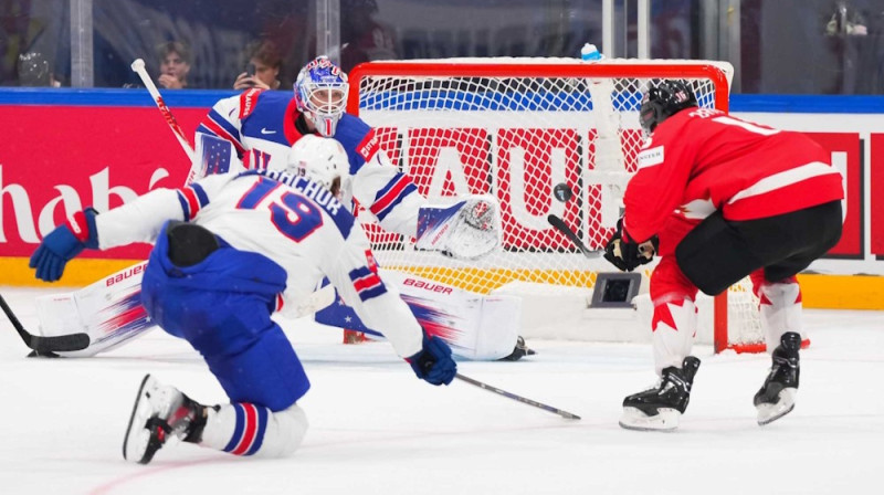 Konors Brauns izdara metienu pa vārtiem, Foto: Matt Zambonin/IIHF