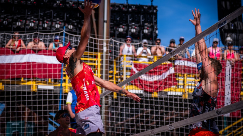Mārtiņš Pļaviņš uzbrūk. Foto: volleyballworld.com
