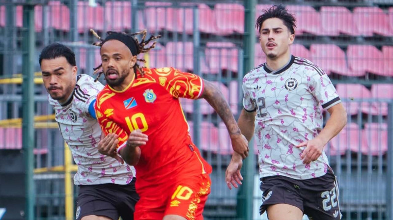 Kongo Demokrātiskās Republikas uzbrucējs Teo Bongondā cīņā pret Čīles izlasi. Foto: Fédération Congolaise de Football Association