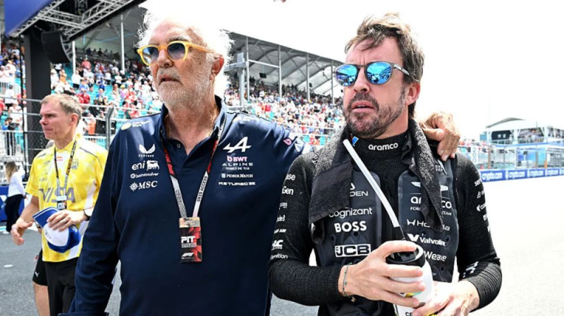 Flavio Briatore un Fernando Alonso. Foto: Motorsport.com