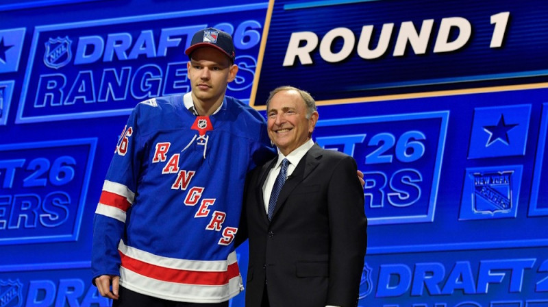 Alberts Šmits un Gerijs Betmens drafta ceremonijā, Foto: AP/Scanpix
