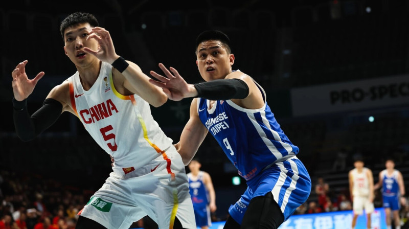 Ķīnas un Taivānas valstsvienību basketbolisti savstarpējā cīņā Filipīnās. Foto: FIBA