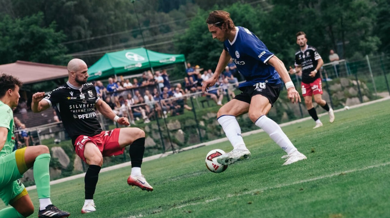 Roberts Uldriķis uzbrukumā pārbaudes spēlē Austrijā. Foto: DSC Arminia Bielefeld