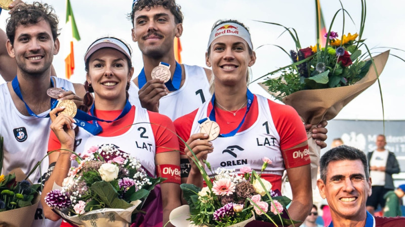 Anastasija Samoilova un Tīna Graudiņa uz trešā pakāpiena. Foto: CEV