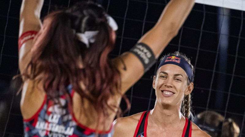 Anastasija Samoilova un Tīna Graudiņa. Foto: volleyballworld.com