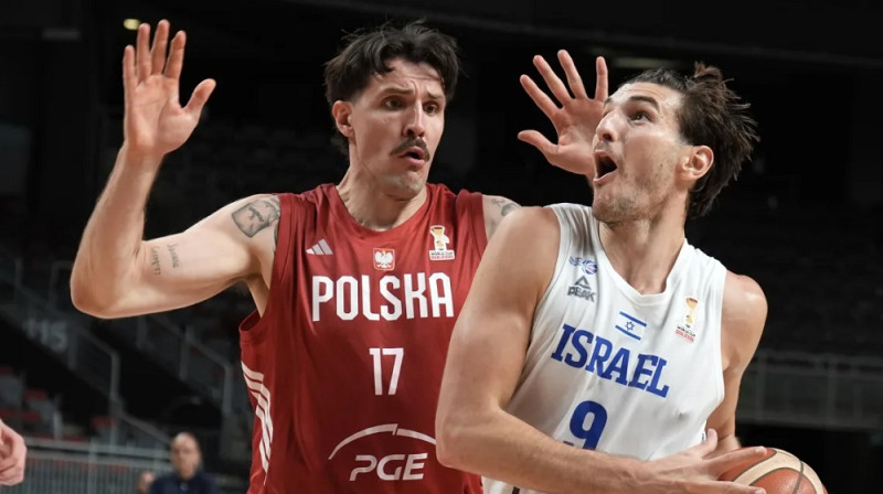 Dominiks Olejničaks un Romāns Sorkins 2026. gada 27. augustā Rīgā. Foto: FIBA