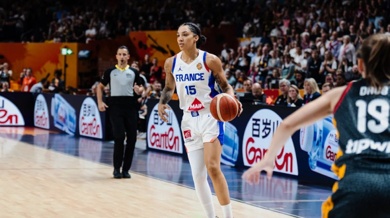 Gatis Saliņš un Gabija Viljamsa 2026. gada 12. septembrī. Foto: FIBA