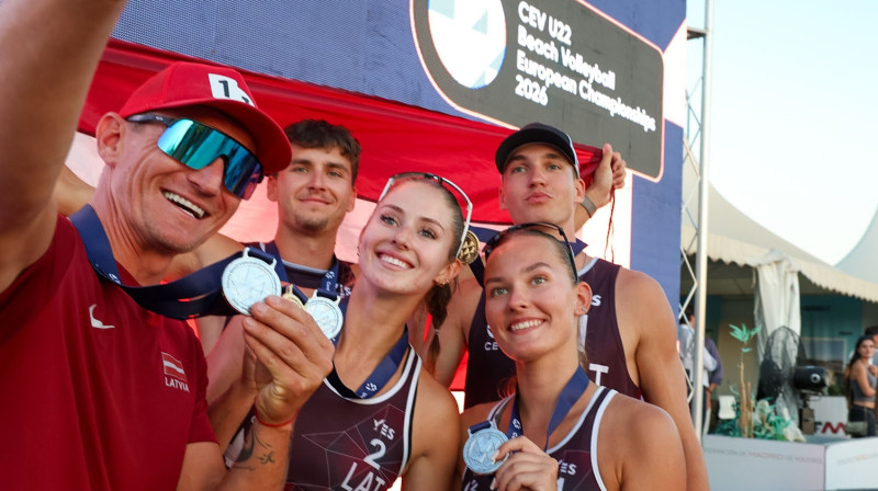 Mārtiņš Pļaviņš (treneris), Kristians Fokerots, Deniela Konstantinova, Līva Ēbere, Gustavs Auziņš. Foto: CEV