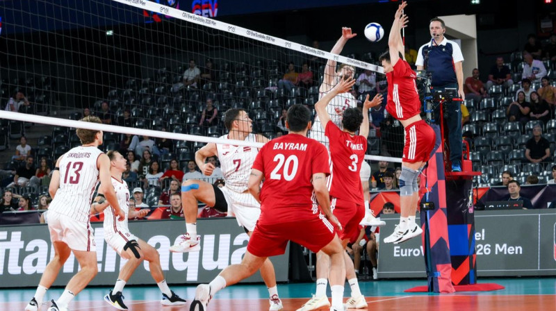 Jānis Medenis uzbrukumā cīņā pret Turcijas valstsvienību. Foto: CEV