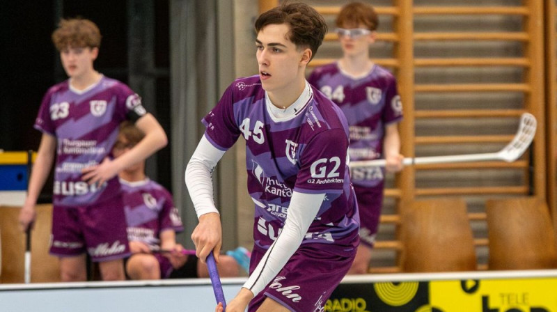 Pie pirmā vārtu guvuma sezonā ticis arī Haralds Ābele (#45), foto: Jari Schneider, Floorball Thurgau