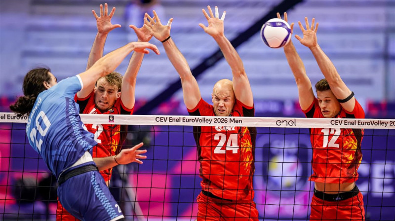 Slovēņu vilcējspēks Niks Mujanovičs uzbrukumā cīņā pret beļģiem. Foto: CEV