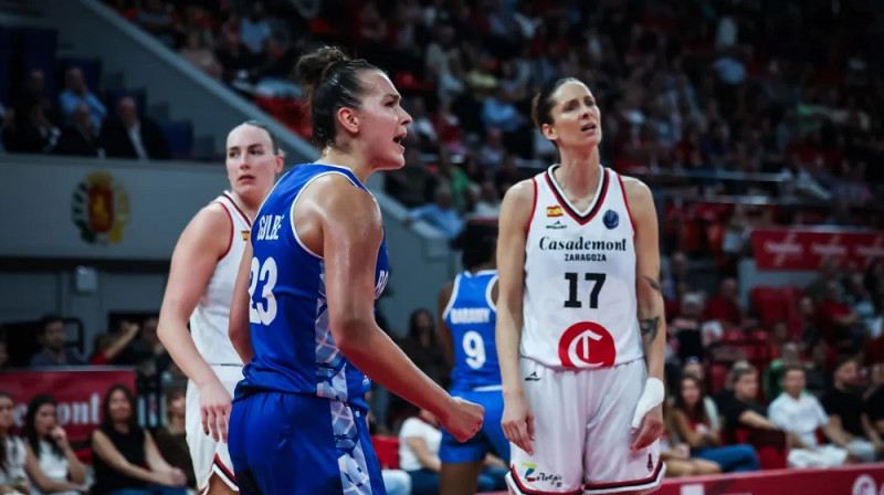 Aleksa Gulbe un Kristīne Vītola 2026. gada 14. oktobrī. Foto: EuroLeague Women