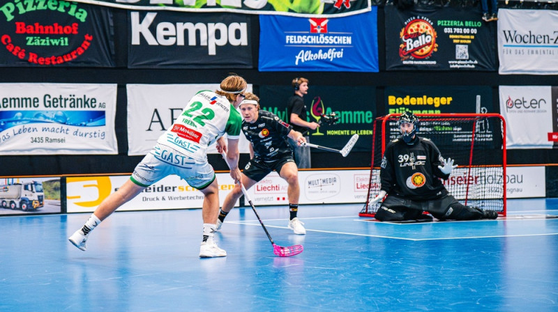 Pēteris Trekše (#22) spēlē pret "Tigers Langnau", foto: Swiss Unihockey