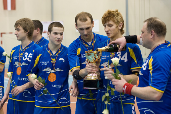 Apbalvoti Latvijas čempionāta handbolā medaļnieki