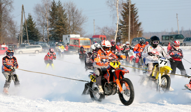 Mākslinieki izmēģina savus spēkus motosportā