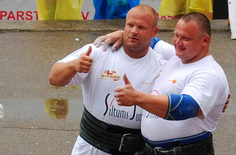 Latvijas spēkavīru pāru čempionātā dramatiskā cīņā uzvar brāļi Kazeļņiki
