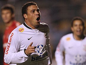 Ronaldo vārti, ''Corinthians'' uzvar pirmajā kausa finālspēlē (video)