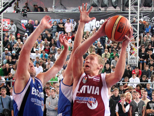 Latvijas strītbasketbolisti iekļūst pusfinālā