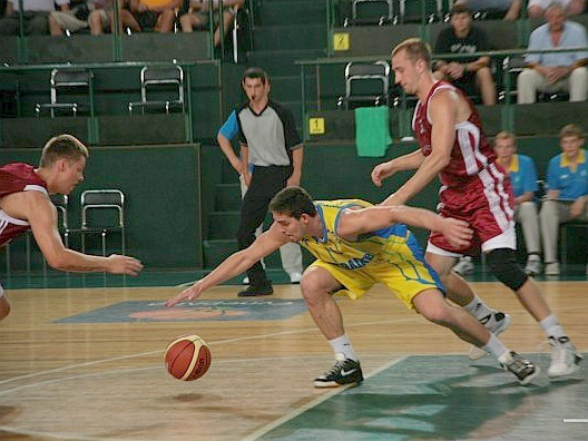 Basketbola izlase pagarinājumā pieveic Ukrainu