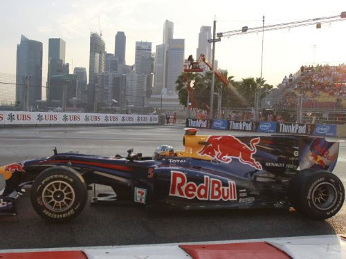 Singapūras F1 treniņos dominē "Red Bull" braucēji