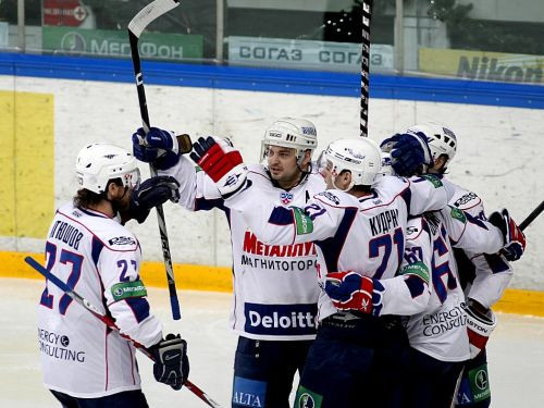 KHL Austrumu konferences līderu cīņā uzvar "Metallurg"