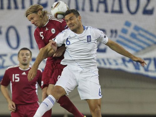 Grieķu futbolists spēlē pret Latviju salauž kāju