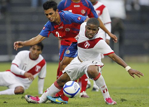 No Peru izlases atskaitīti trīs futbolisti ar Farfanu priekšgalā