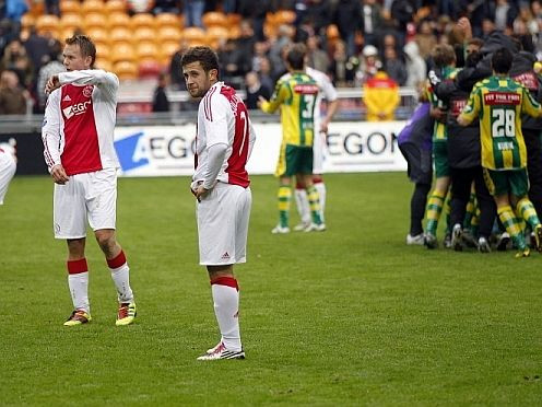 ''Ajax'' pārsteidzoši zaudē mājās; ''Feyenoord'' izglābjas mača galotnē