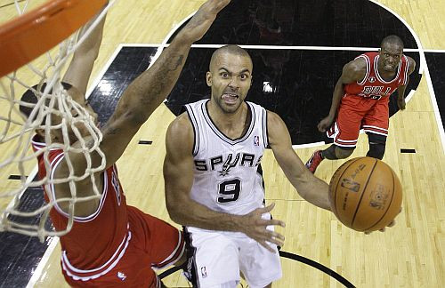 "Spurs" pieveic "Bulls", izcīnot 8. uzvaru pēc kārtas