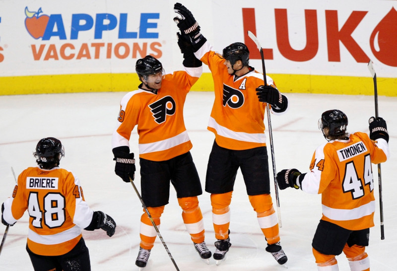 "Flyers" pārtrauc "Penguins" 12 spēļu uzvaru sēriju un izvirzās līgas vadībā