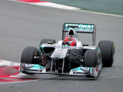 Šūmahers ar formulas jaunajiem uzlabojumiem ātrākais ceturtajā F1 testu dienā