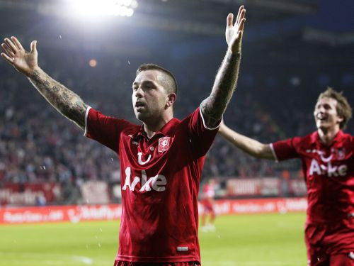 Līderu cīņā ''Twente'' pieveic ''PSV'' un pārņem 1. vietu, ''Ajax'' atbild kritiķiem