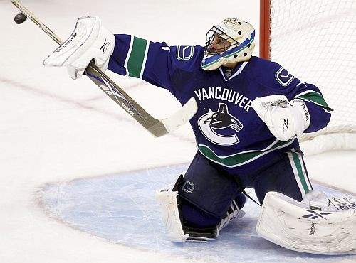 Luongo "sausā", "Canucks" apspēlē "Predators"