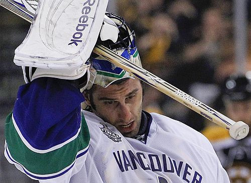 "Canucks" turpina uzticēties Luongo