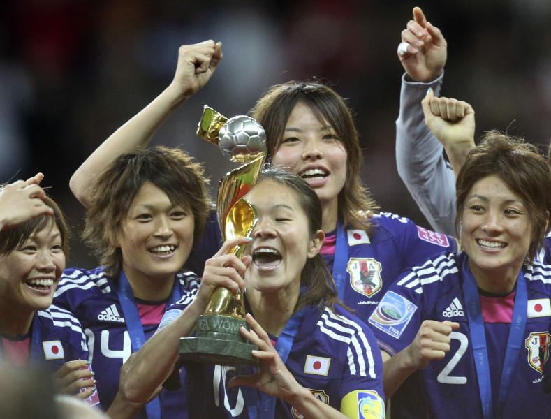 Japāna divreiz atspēlējas finālā un ar pendelēm triumfē Pasaules kausā