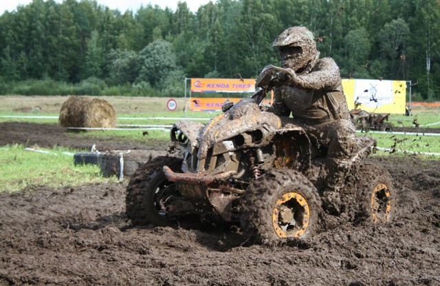 Par īstām dubļu cīņām izvēršas endurokross Vidrižos