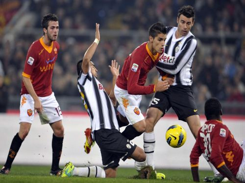 Bufons atvaira Toti izpildīto pendeli, ''Roma'' cīnās neizšķirti ar ''Juventus''
